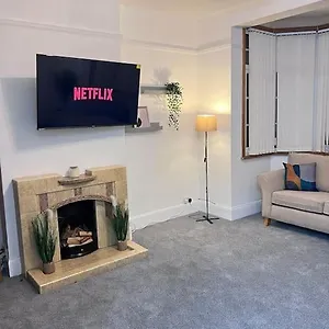 modern-spacious-3-bed-flat-close-to-southend-beach.cambridgehotelsuk.com/